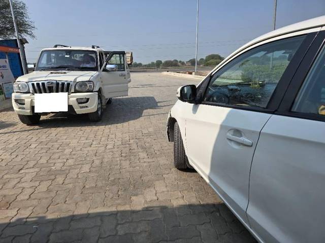 https://images10.gaadi.com/usedcar_image/4554498/original/processed_3a9873ec-555d-4551-b05b-d9a2077d2b5d.jpg?imwidth=6400