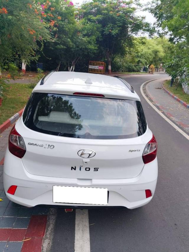 https://images10.gaadi.com/usedcar_image/4554674/original/processed_7988977c2d08b52f566f8751f66dfe14.jpg?imwidth=6402