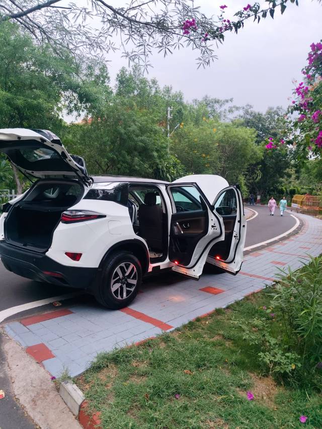 https://images10.gaadi.com/usedcar_image/4554692/original/d0524f4b62498138d231d31eebcab7f9.jpg?imwidth=6402
