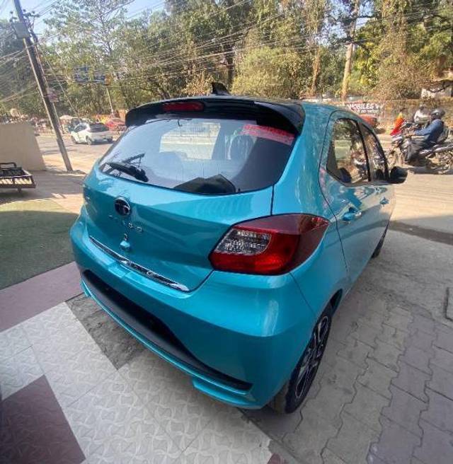 https://images10.gaadi.com/usedcar_image/4554814/original/processed_caebba51-2b0f-408b-a435-139025d1599e.jpg?imwidth=6402