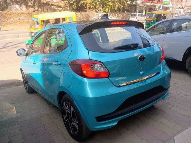 https://images10.gaadi.com/usedcar_image/4554814/original/processed_ef979bf9-ffb1-44a5-b9fe-47b6dcb77009.jpg?imwidth=6400
