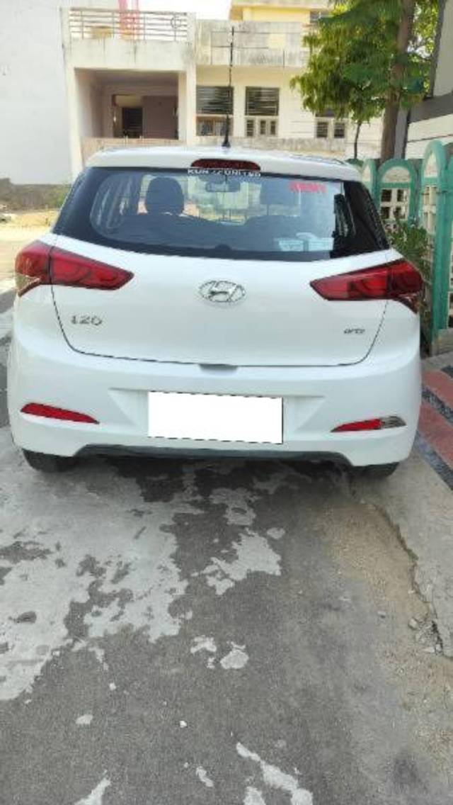 https://images10.gaadi.com/usedcar_image/4554851/original/processed_4918d6a6-8d5c-47f3-abc0-7afc01475792.jpg?imwidth=6402