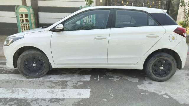 https://images10.gaadi.com/usedcar_image/4554851/original/processed_c2929c7f-d5be-4a30-b81b-1cfbce500699.jpg?imwidth=6400