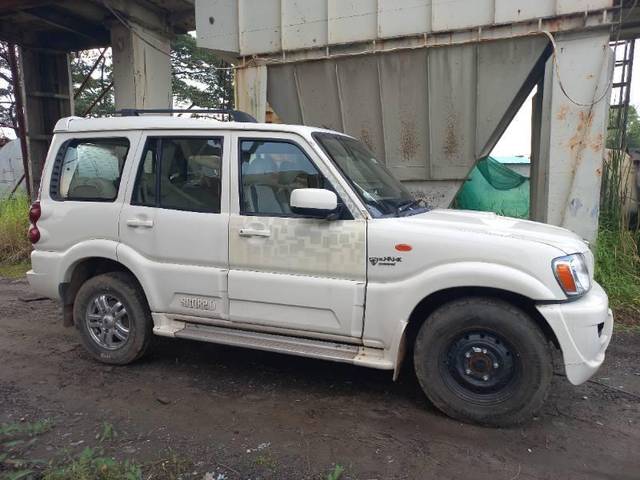 https://images10.gaadi.com/usedcar_image/4554924/original/processed_a60ca7b1-bfb6-458d-9b2b-eeda4764b2dd.jpg?imwidth=6401