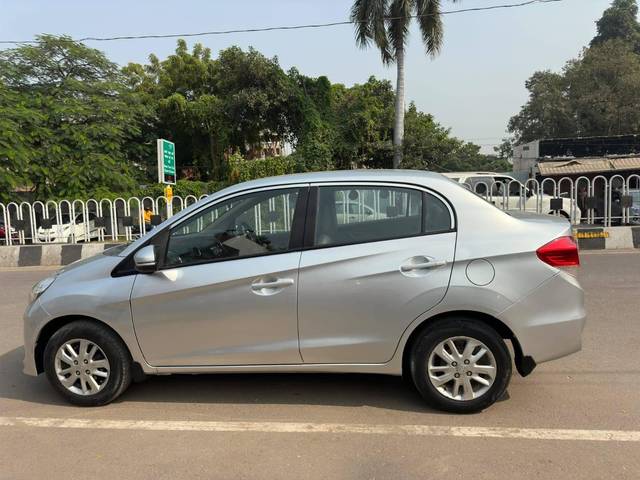 https://images10.gaadi.com/usedcar_image/4554947/original/processed_51bcccd5fcaf159b085f1bba2edf8875.jpg?imwidth=6402
