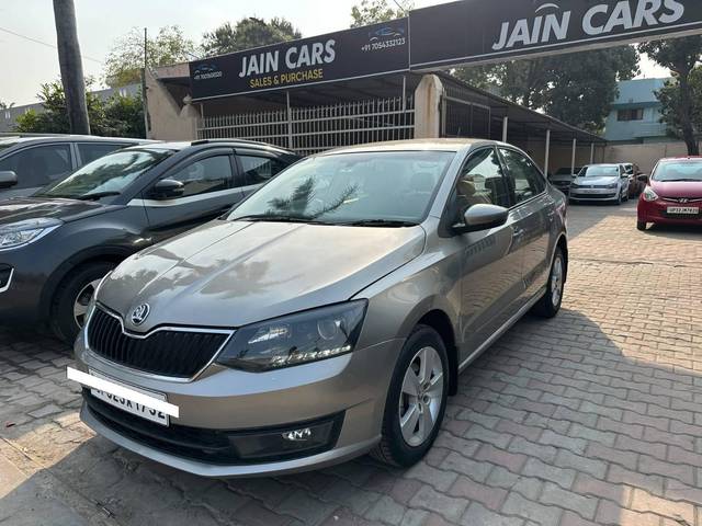 https://images10.gaadi.com/usedcar_image/4554952/original/processed_f1dbdf86e4135fbc3e899bf4c169bf1e.jpg?imwidth=6402