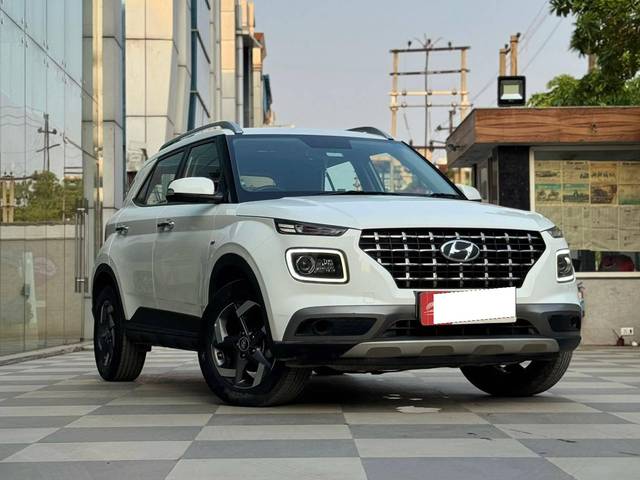 https://images10.gaadi.com/usedcar_image/4554965/original/processed_8de6d67fb0d3d4604b542b491e92f25b.jpg?imwidth=6400