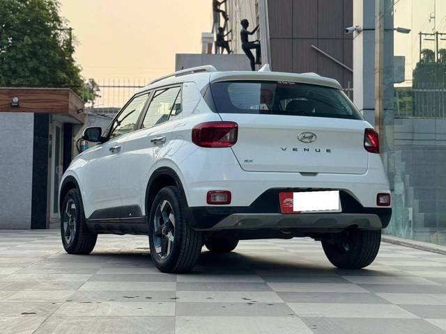 https://images10.gaadi.com/usedcar_image/4554965/original/processed_c4dae51926ca711c11393e162c705aa9.jpg?imwidth=6401
