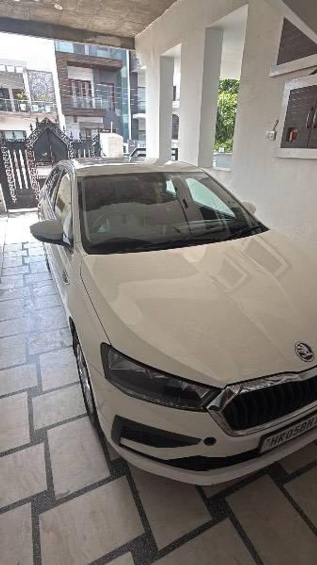 https://images10.gaadi.com/usedcar_image/4554978/original/processed_eb70ce3f-4844-422d-a028-f62972ec59be.jpeg?imwidth=6400