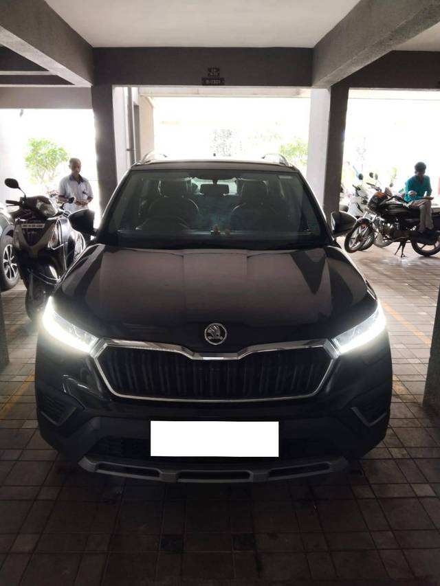 https://images10.gaadi.com/usedcar_image/4555039/original/processed_cf4970e0-8c89-4c71-8803-8466a52e2c1e.jpg?imwidth=6401