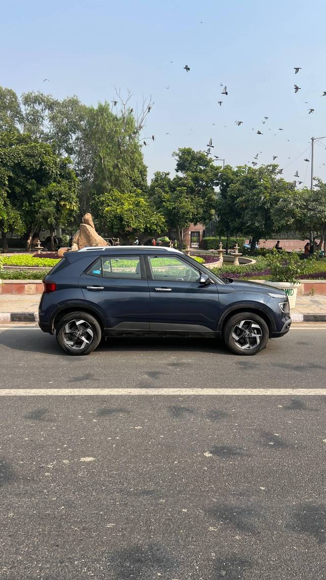 https://images10.gaadi.com/usedcar_image/4555081/original/processed_f7e3a58c-1087-4c1d-a124-c096054506db.jpg?imwidth=6402