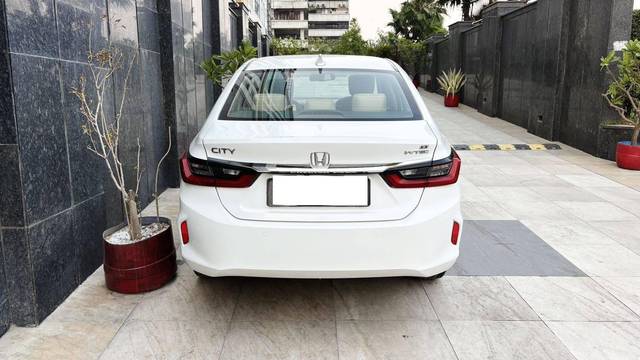 https://images10.gaadi.com/usedcar_image/4555089/original/processed_72f4beba3de2d751aadab6c840a46387.jpg?imwidth=6402