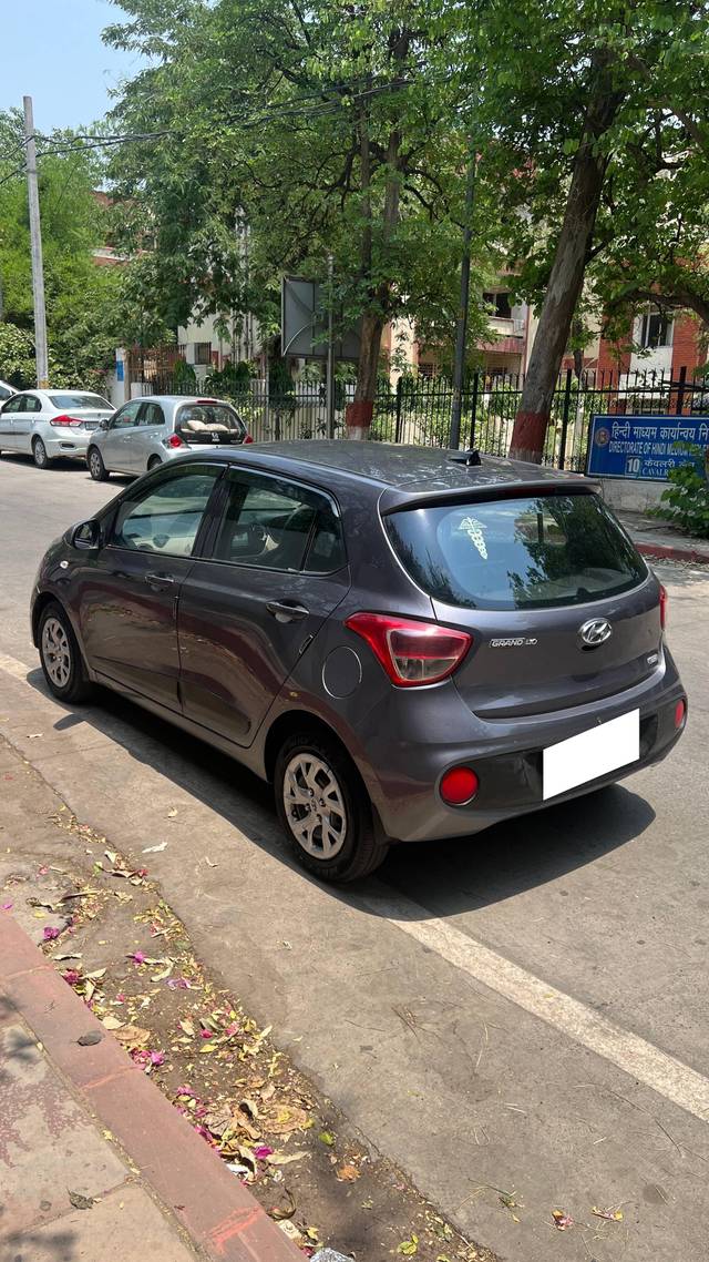 https://images10.gaadi.com/usedcar_image/4555093/original/processed_85b65325-ef84-487f-90a3-ccc616199b4b.jpg?imwidth=6402