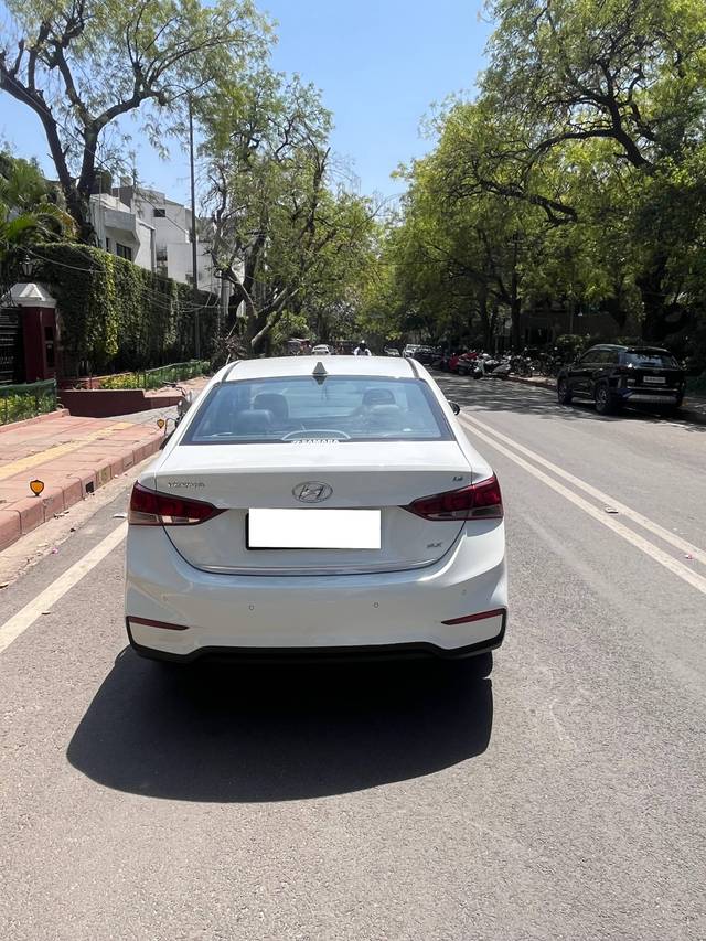 https://images10.gaadi.com/usedcar_image/4555125/original/processed_1630408f-3c68-4e25-9c86-983f044a156c.jpg?imwidth=6402