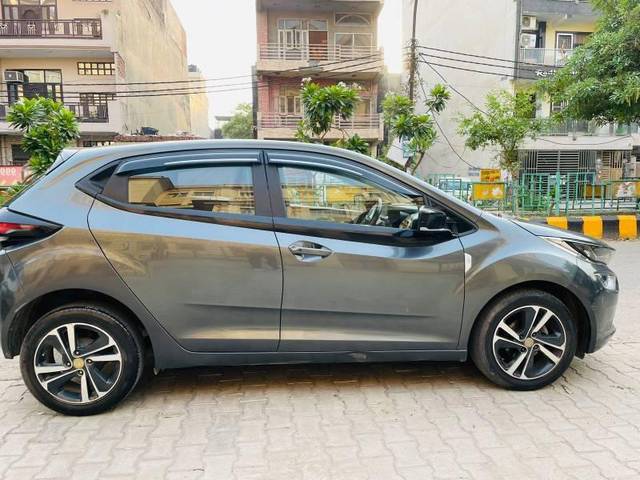 https://images10.gaadi.com/usedcar_image/4555185/original/processed_10ff3700-6147-4164-8a25-e668342a8380.jpg?imwidth=6401