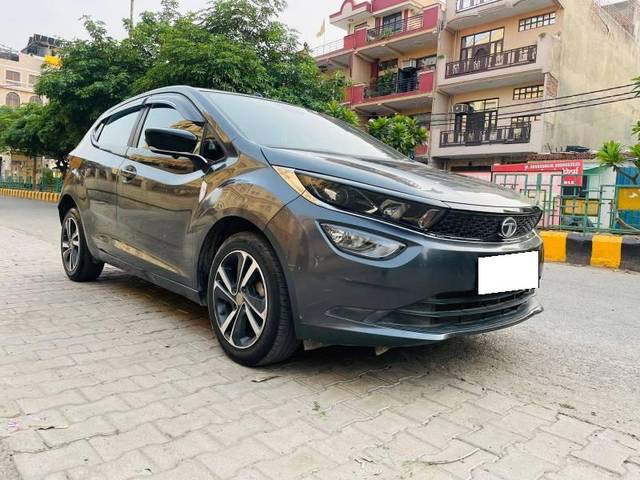https://images10.gaadi.com/usedcar_image/4555185/original/processed_e2d20fd4-9de0-41b8-9049-ea6ec3c96cf7.jpg?imwidth=6400