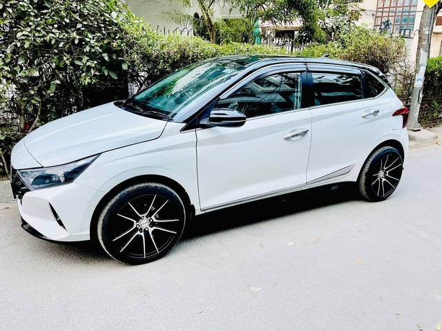 https://images10.gaadi.com/usedcar_image/4555264/original/processed_4240361f5dd4a9135318098c71df1e5c.jpg?imwidth=6400