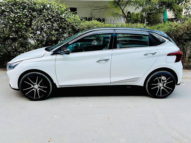 https://images10.gaadi.com/usedcar_image/4555264/original/processed_f8624cff13263f2c9d00b006b8a0da9f.jpg?imwidth=6402