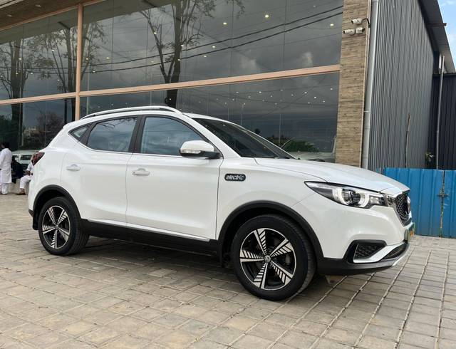 https://images10.gaadi.com/usedcar_image/4555328/original/processed_cba6aa599db3c20ce72637ed849478d5.jpg?imwidth=6400