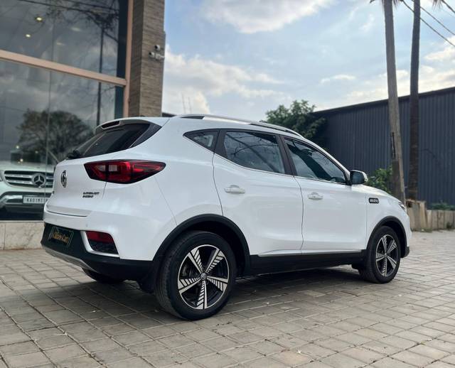 https://images10.gaadi.com/usedcar_image/4555328/original/processed_fef7421f6a63173a508287c228b127ff.jpg?imwidth=6402