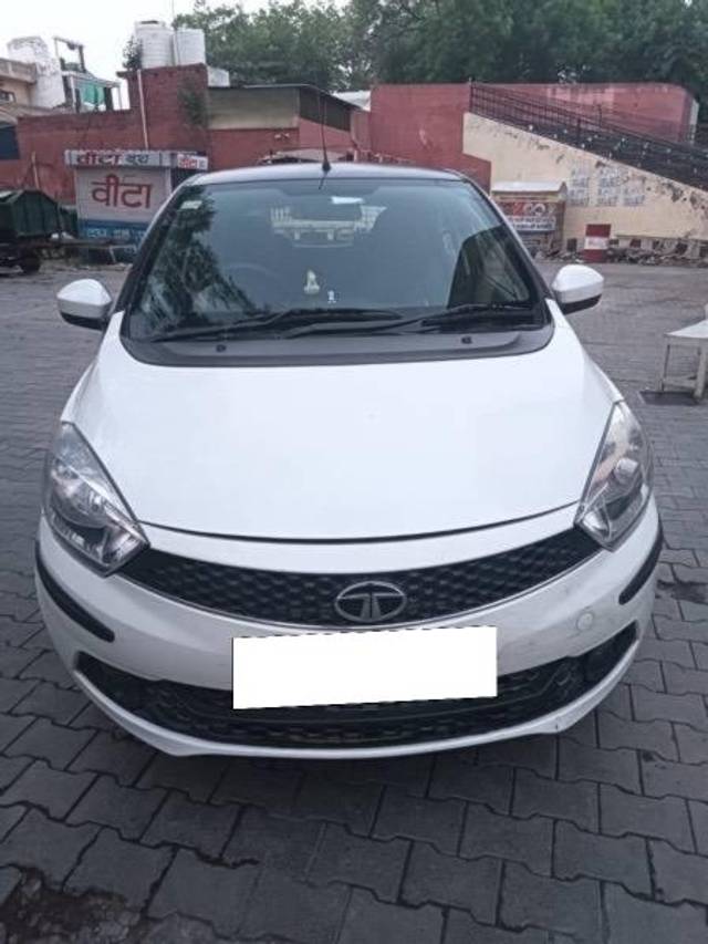 https://images10.gaadi.com/usedcar_image/4555345/original/processed_4d6b4cf6-7ce1-43c0-9153-f2b0f9bdde85.jpeg?imwidth=6402