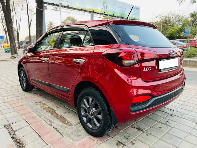https://images10.gaadi.com/usedcar_image/4555358/original/processed_7771b897740a7e71fad257b62d294d26.jpg?imwidth=6401