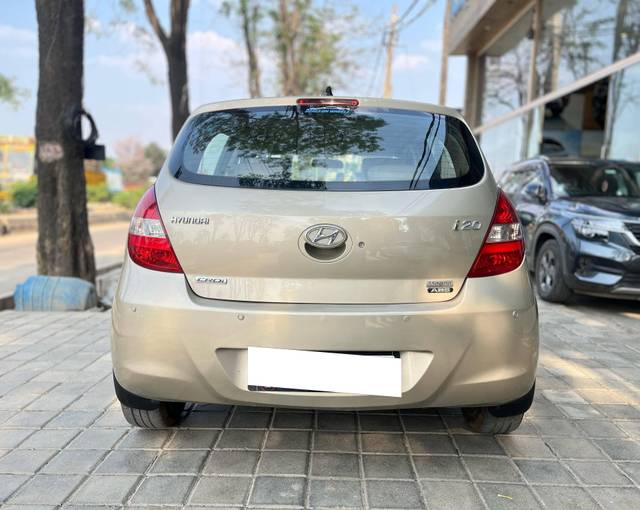 https://images10.gaadi.com/usedcar_image/4555362/original/processed_b75cd5a6e6c5812af7c5b897e0b0eeca.jpg?imwidth=6402