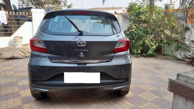 https://images10.gaadi.com/usedcar_image/4555422/original/processed_4e6d86f6-b511-4e51-a8bb-cf9a19281bd4.jpg?imwidth=6402