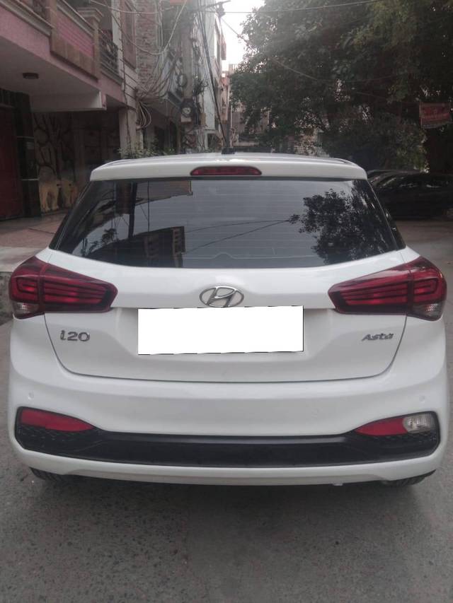 https://images10.gaadi.com/usedcar_image/4555468/original/processed_af7e86ee743112e33b715cb676b39244.jpg?imwidth=6402