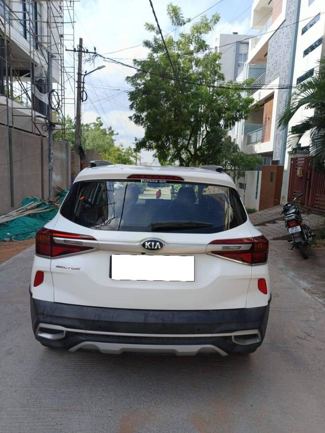 https://images10.gaadi.com/usedcar_image/4555471/original/processed_b570ac10f6dd5daacd99e8dac2604afa.jpg?imwidth=6402