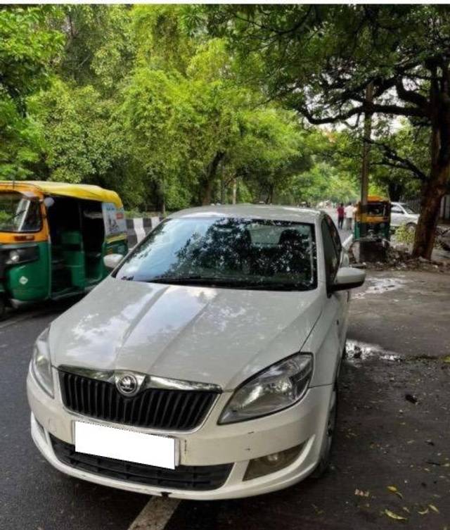 https://images10.gaadi.com/usedcar_image/4555528/original/processed_72ce3b5d-1001-48d7-9037-d9f2a5117ed7.jpeg?imwidth=6402