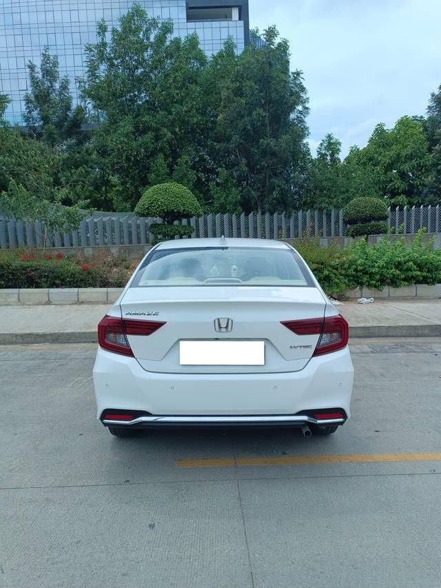 https://images10.gaadi.com/usedcar_image/4555587/original/processed_6c9d48981304588864a59bb43a30a73b.jpeg?imwidth=6402