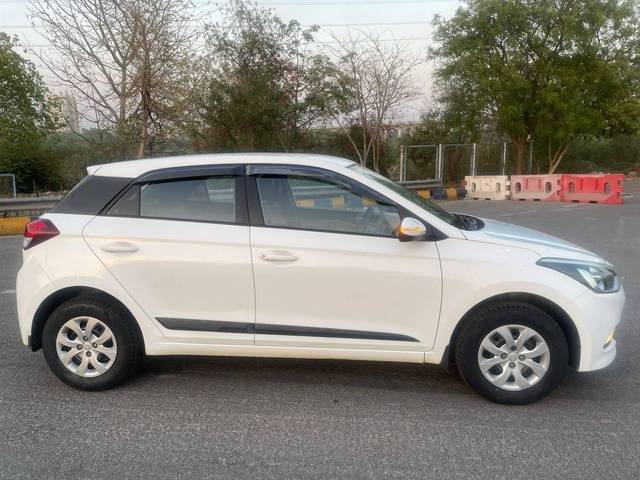 https://images10.gaadi.com/usedcar_image/4555595/original/processed_fb510c04c8f1c6052c912d38dfd13d05.jpg?imwidth=6401