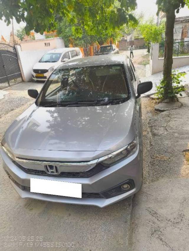 https://images10.gaadi.com/usedcar_image/4555675/original/processed_9175c18d-ce00-4def-b80d-9b1e1e96049e.jpg?imwidth=6402