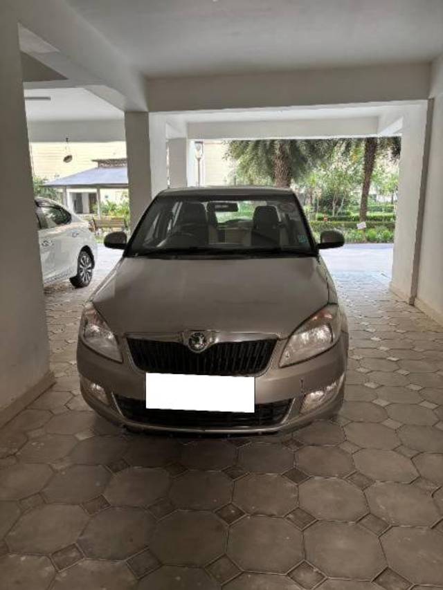 https://images10.gaadi.com/usedcar_image/4555706/original/processed_c2f93385-f64c-4988-9720-049572f5f40d.jpg?imwidth=6400
