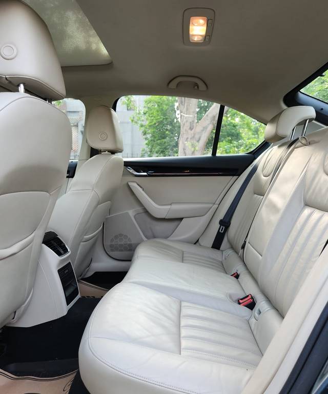 https://images10.gaadi.com/usedcar_image/4555708/original/3be62505ddcd0658a03714bd709250eb.jpg?imwidth=6402