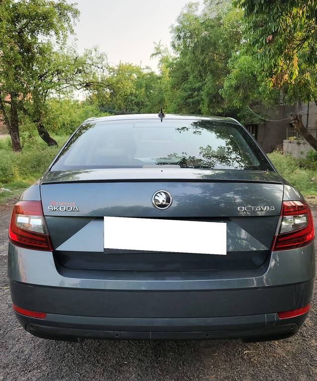 https://images10.gaadi.com/usedcar_image/4555708/original/processed_a11576b9a5544eedfe34e773f27fb7c8.jpg?imwidth=6401