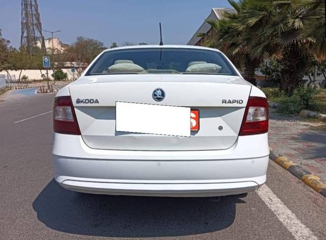 https://images10.gaadi.com/usedcar_image/4555774/original/processed_18ce2cb877b2d5ff3935abd1721d508c.jpg?imwidth=6402