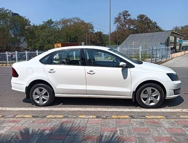 https://images10.gaadi.com/usedcar_image/4555774/original/processed_2fcd12d15410f646f1f5497580bcbb6d.jpg?imwidth=6401