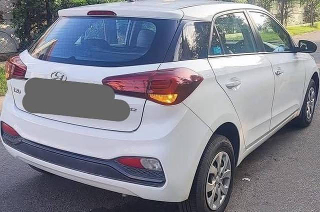 https://images10.gaadi.com/usedcar_image/4555805/original/processed_3d3a456e1660403788e1db7d266bf84b.jpg?imwidth=6402