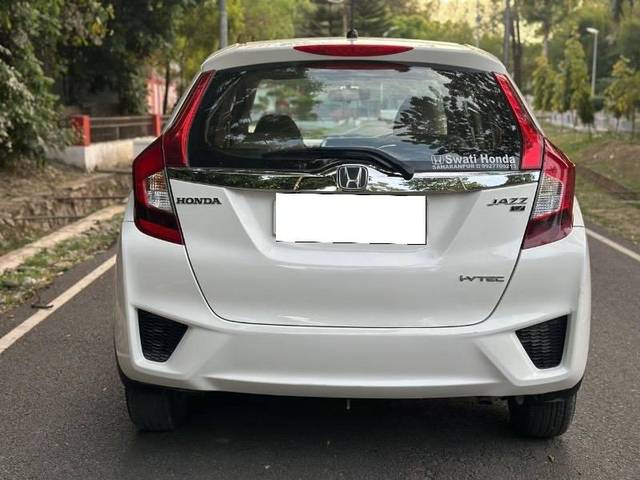 https://images10.gaadi.com/usedcar_image/4555832/original/processed_bda5054e-6a22-48e3-8ba0-d2071b058b22.jpeg?imwidth=6401