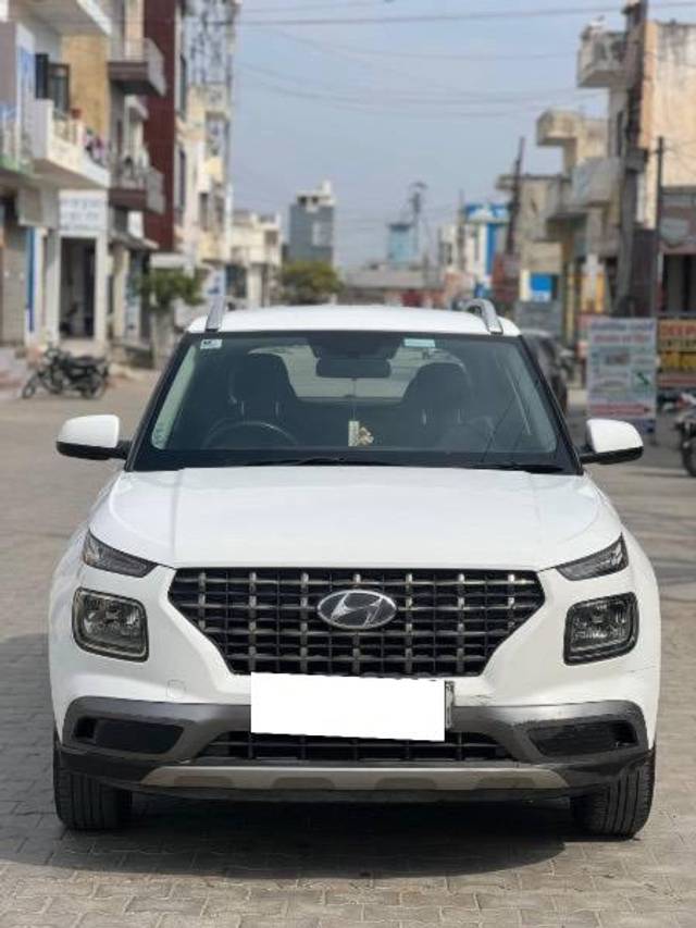 https://images10.gaadi.com/usedcar_image/4555914/original/processed_fb5ff40d-bf92-4378-b078-03efd2f28fd5.jpeg?imwidth=6400