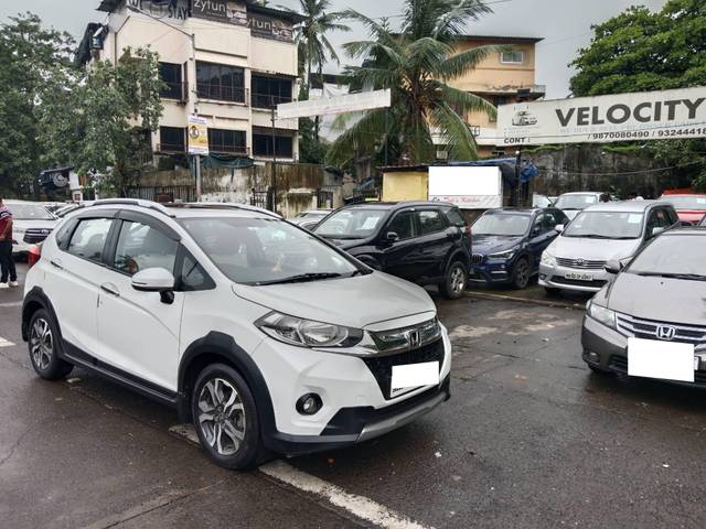https://images10.gaadi.com/usedcar_image/4555919/original/processed_b76ae784df378eb962162b1dc646a434.jpg?imwidth=6400