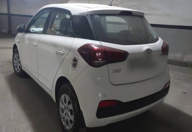 https://images10.gaadi.com/usedcar_image/4555942/original/8a4db7e8-73ca-44d9-944c-475d0bd9a3f5.?imwidth=6402
