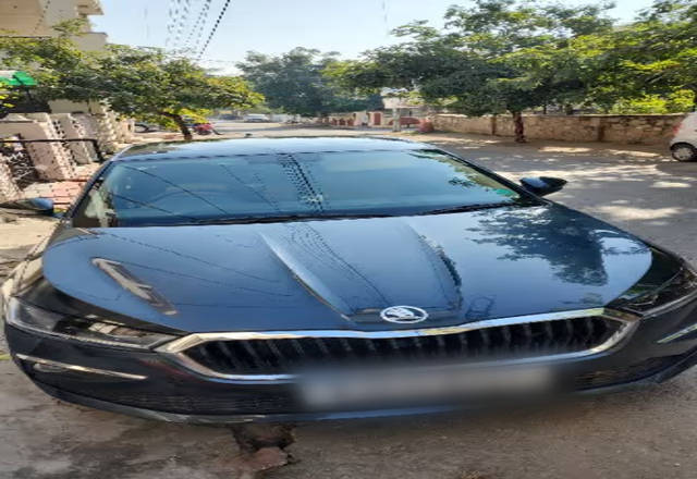 https://images10.gaadi.com/usedcar_image/4555962/original/dd428fb5-d0d4-4801-b9ca-3b1cd9d85867.?imwidth=6402