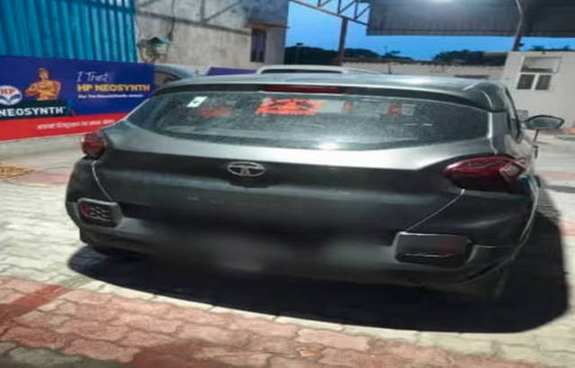 https://images10.gaadi.com/usedcar_image/4555974/original/processed_d7a6286e-d3f5-4541-af20-2e5265f325ff.png?imwidth=6401