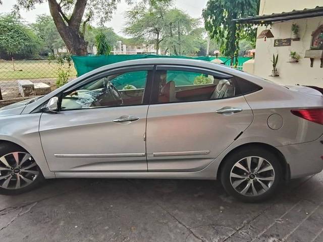 https://images10.gaadi.com/usedcar_image/4555991/original/processed_51e06769-1714-4587-8e26-ba83dad6d5a3.jpeg?imwidth=6402