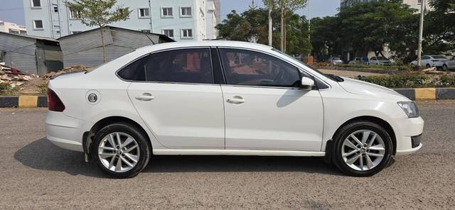 https://images10.gaadi.com/usedcar_image/4556018/original/processed_812b618d8dc49559b6a58d29bc3d2a50.jpg?imwidth=6401