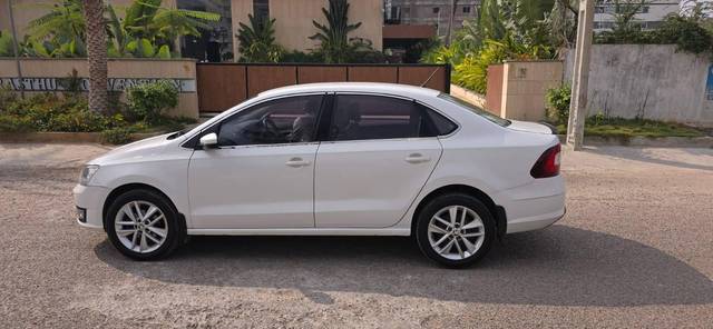 https://images10.gaadi.com/usedcar_image/4556018/original/processed_e0cc4e6a47599891bd34a270c8e86ded.jpg?imwidth=6400