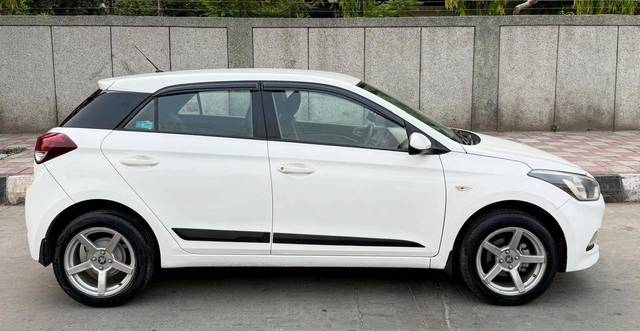 https://images10.gaadi.com/usedcar_image/4556164/original/processed_4ac94ab2d5d13b53170e4400f25b1013.jpg?imwidth=6401